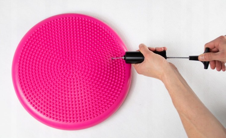 Poduszka sensomotoryczna yellowDISK z pompką, różowa 34 cm