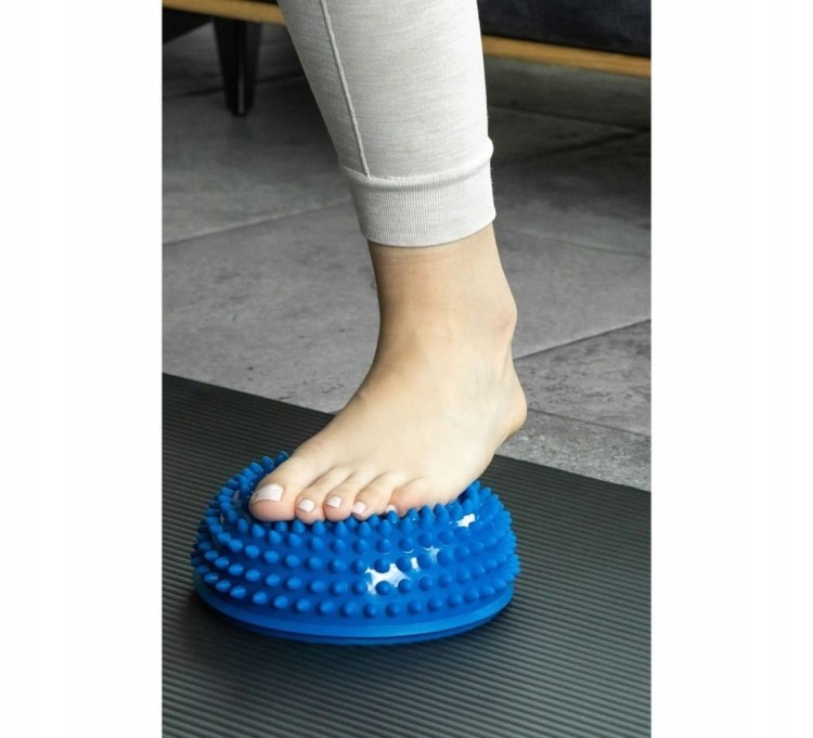 Masażer z wypustkami sensorycznymi (pół piłki) ø16x7 cm niebieska PÓŁJEŻYK