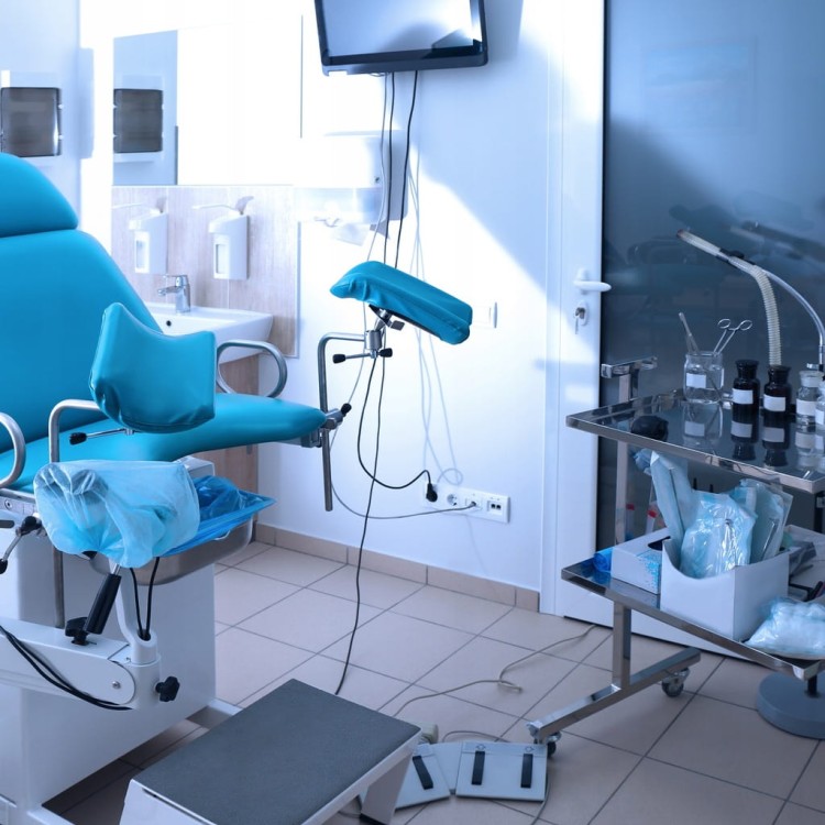 Spódnica dla pacjenta niebieska uniwersalna na gumkę 10 szt. 30g 60 cm