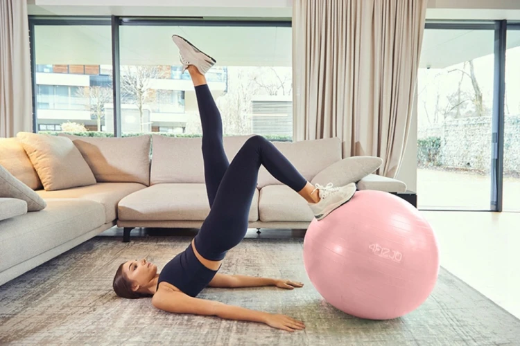 Piłka gimnastyczna do ćwiczeń z pompką 65 cm różowa 4FIZJO